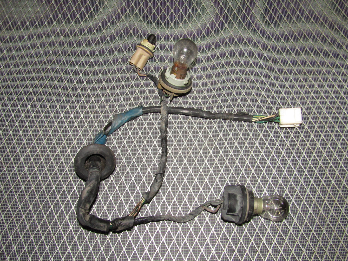 92-96 Toyota Camry Sedan OEM Tail Light Bulb Socket & Harness - Right