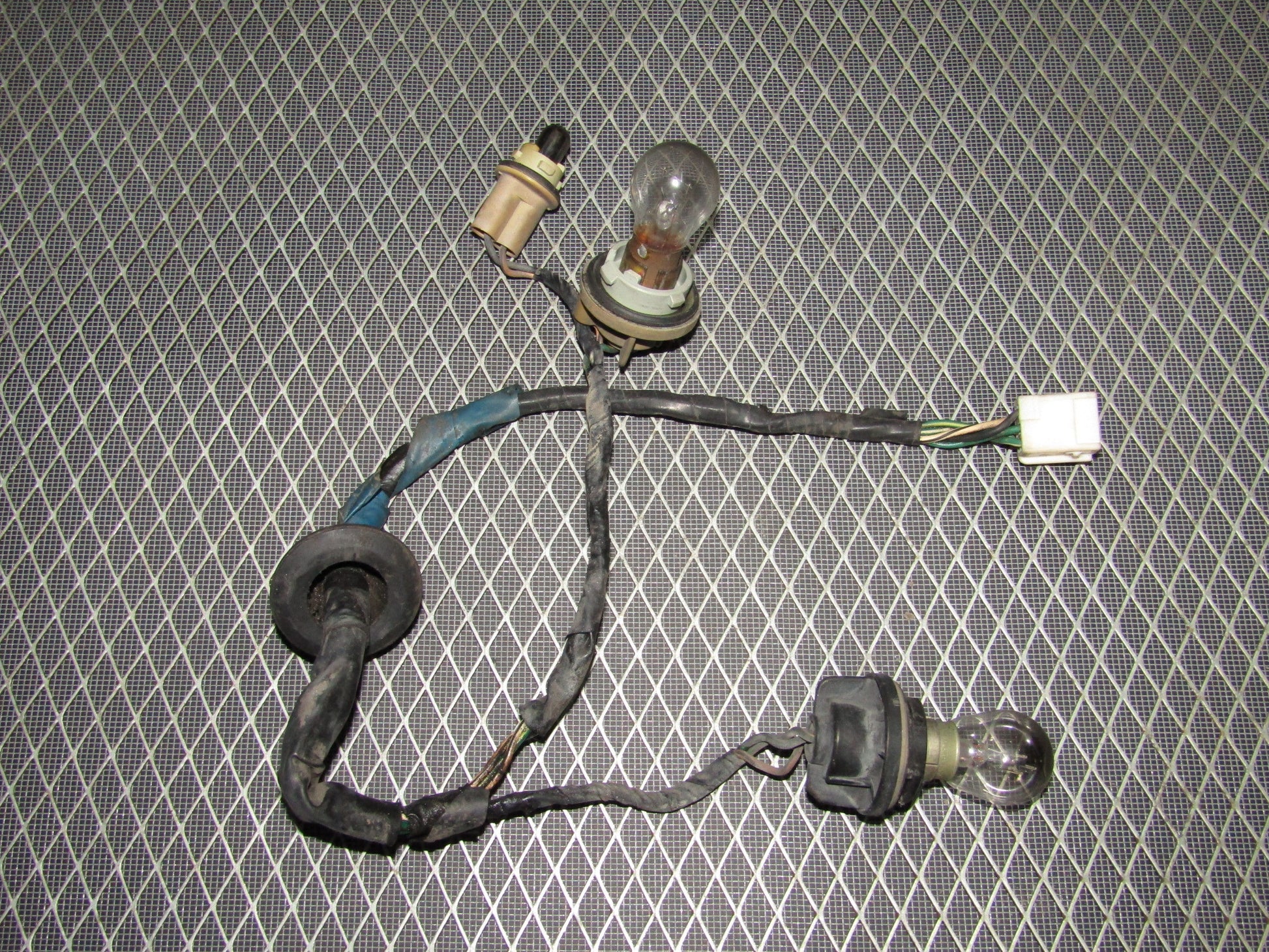 92-96 Toyota Camry Sedan OEM Tail Light Bulb Socket & Harness - Right