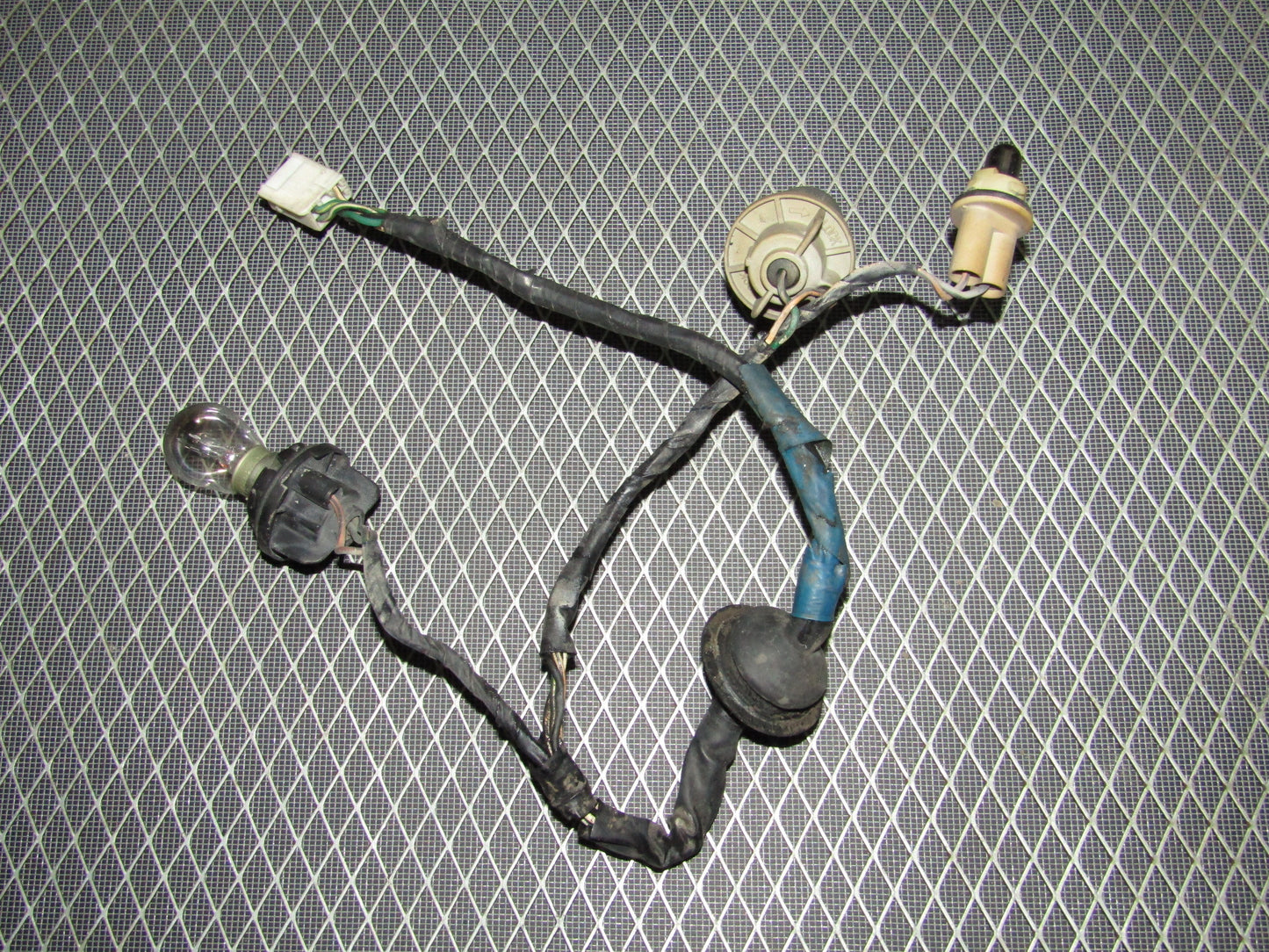 92 93 94 95 96 Toyota Camry Sedan OEM Tail Light Bulb Socket & Harness - Right