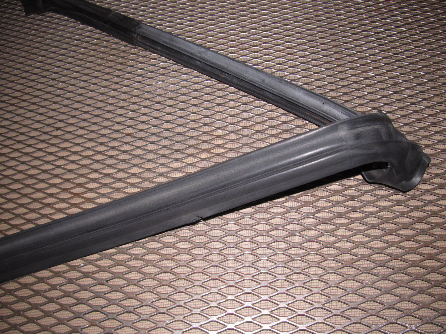 97 98 99 Mitsubishi Eclipse Convertible OEM Front Windshield Weather Stripping Rubber Seal