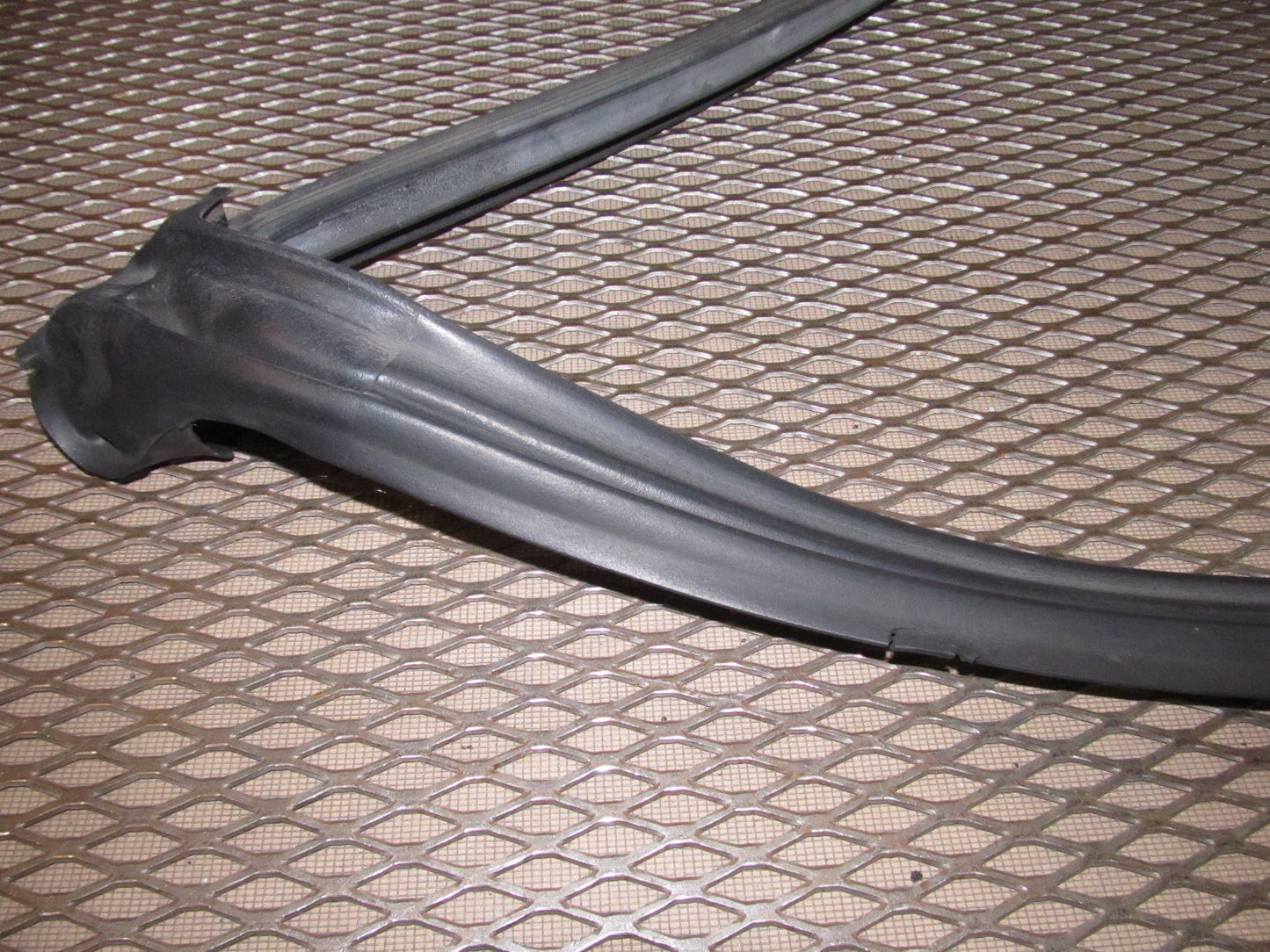 97 98 99 Mitsubishi Eclipse Convertible OEM Front Windshield Weather Stripping Rubber Seal