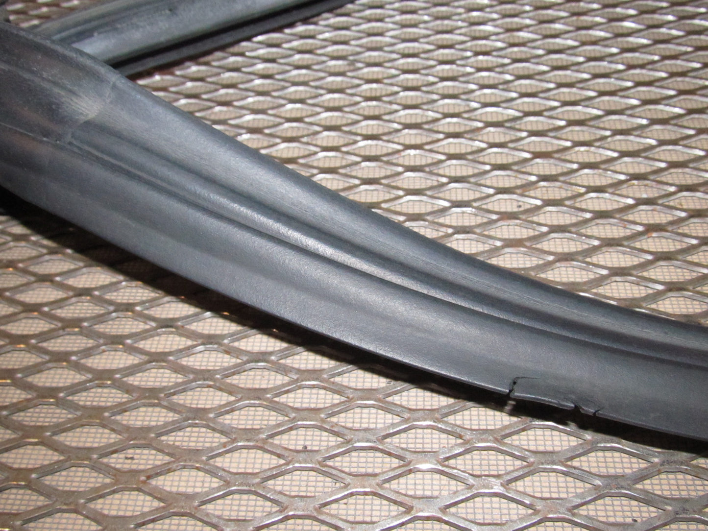 97 98 99 Mitsubishi Eclipse Convertible OEM Front Windshield Weather Stripping Rubber Seal