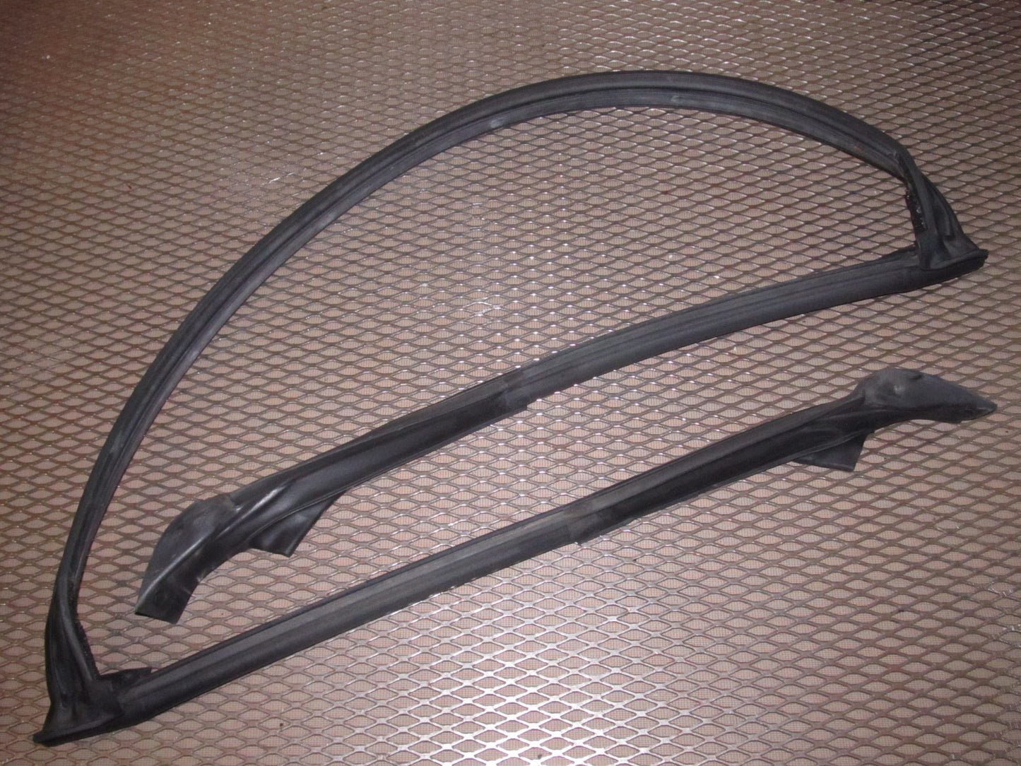 97 98 99 Mitsubishi Eclipse Convertible OEM Front Windshield Weather Stripping Rubber Seal