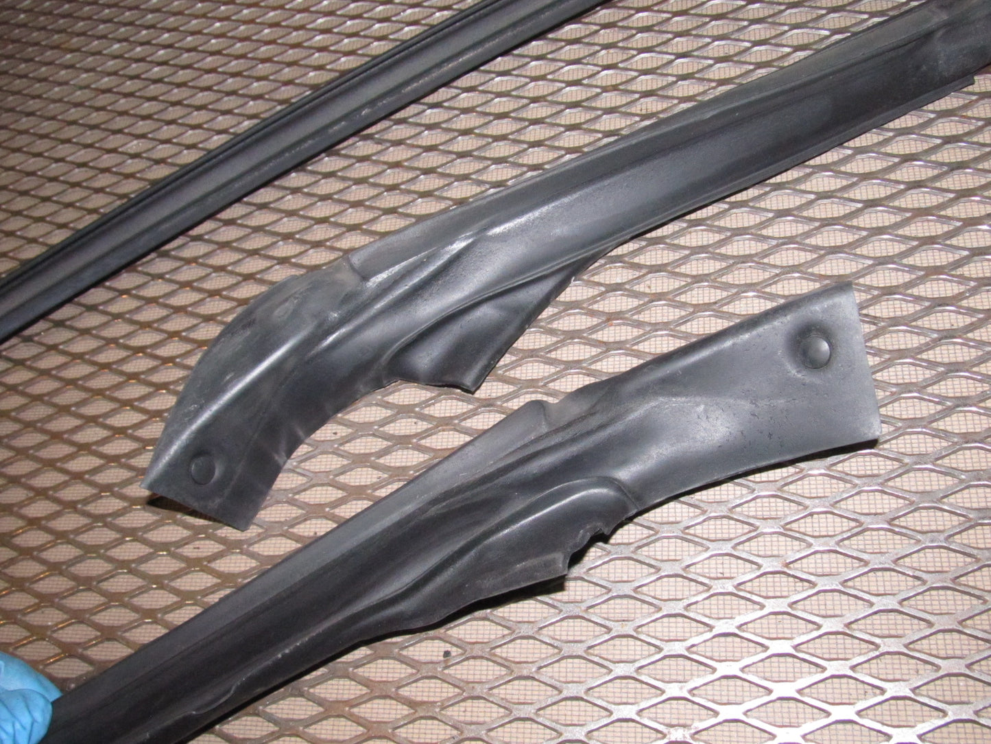 97 98 99 Mitsubishi Eclipse Convertible OEM Front Windshield Weather Stripping Rubber Seal