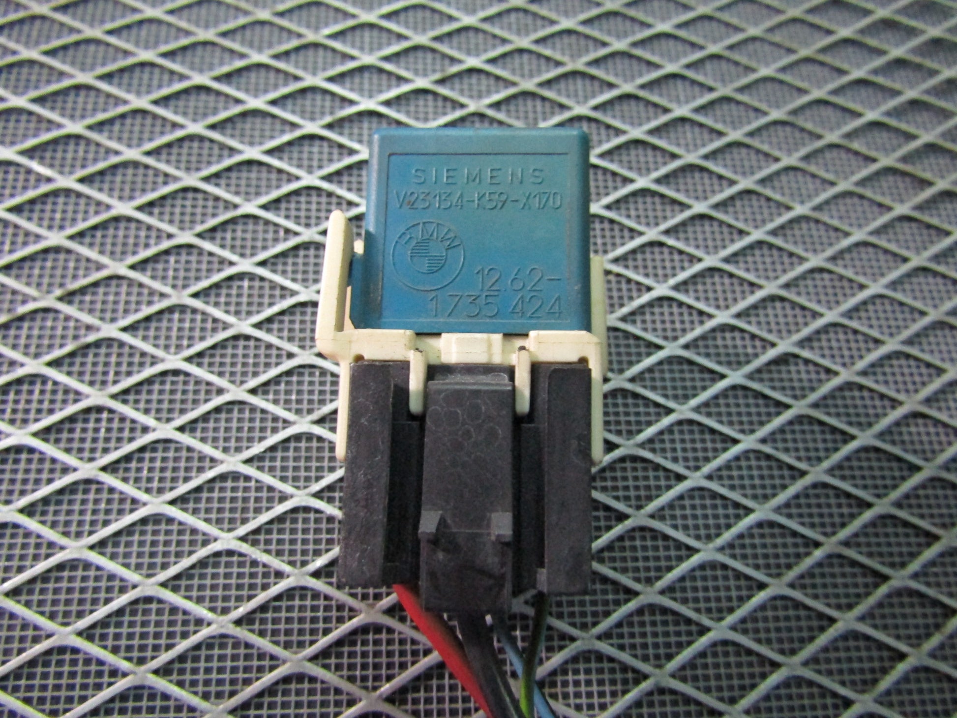 92 93 94 95 BMW 325 OEM Relay - V23134-K59-X170 - 12.62-1735 424