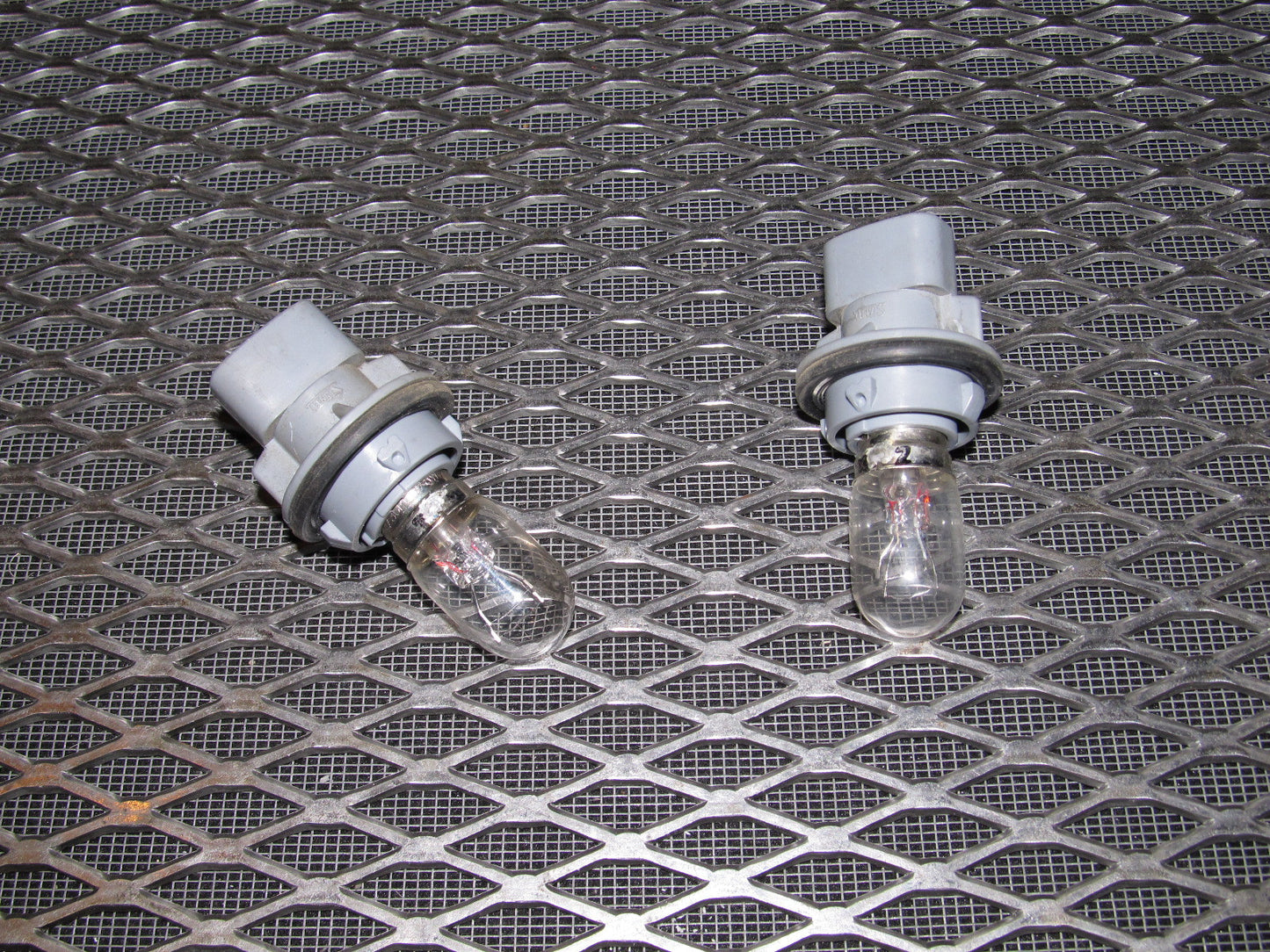 94 95 96 97 Mitsubishi 3000GT OEM Side Marker Bulb Socket - Front Set