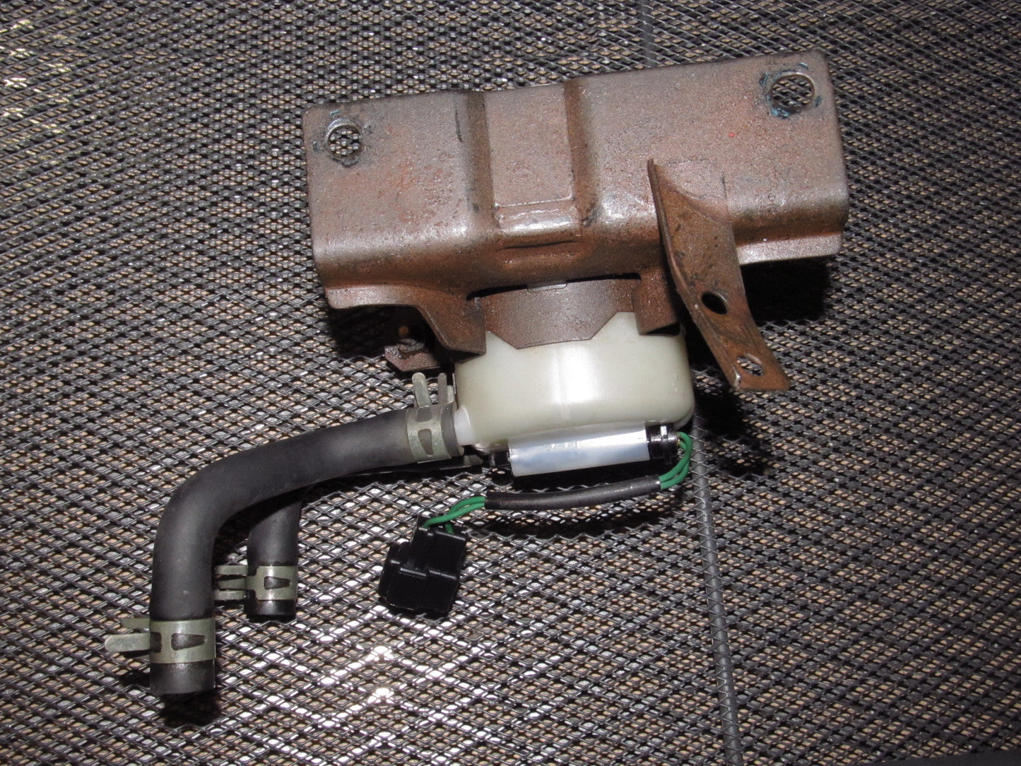 97 98 99 Mitsubishi Eclipse OEM Master Brake Cylinder Reservoir Tank