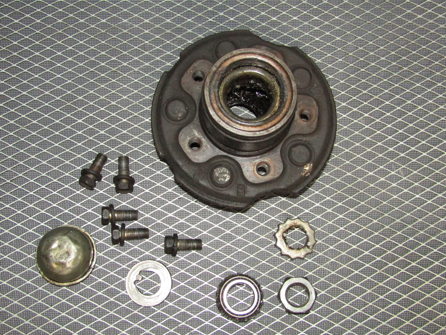 87-91 Toyota Crown Royal Saloon OEM Wheel Hub - Front